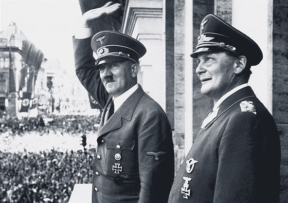 Adolf Hitler a Hermann Göring bhem vojenské pehlídky v Berlín