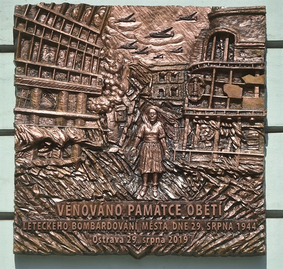 Pamětní deska připomínající bombardování Ostravy 29. srpna 1944.