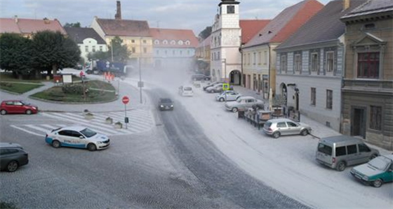 Bílý prach pokryl v pátek námstí ve Volyni na Strakonicku.