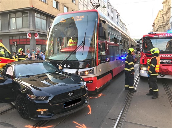 Na Revoluní ulici v Praze se srazila tramvaj s osobním autem (28. srpna 2019)