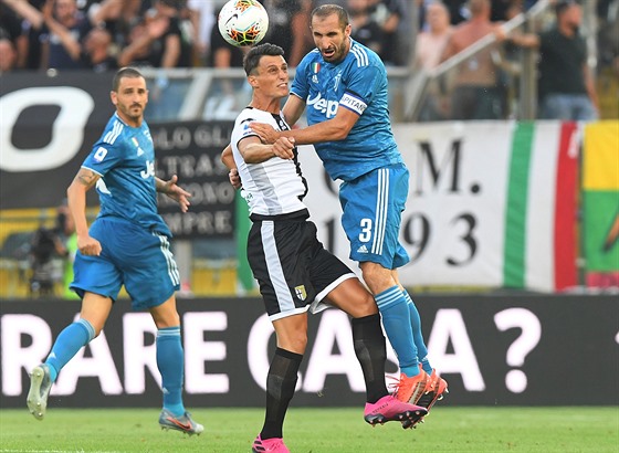 Giorgio Chiellini u Juventusu (vpravo) ve vzduném souboji s Roberto Inglesem z...