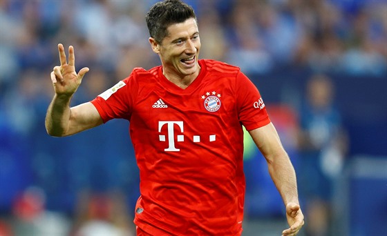 HATTRICK Polský útoník Robert Lewandowski z Bayernu Mnichov na prstech pravé...