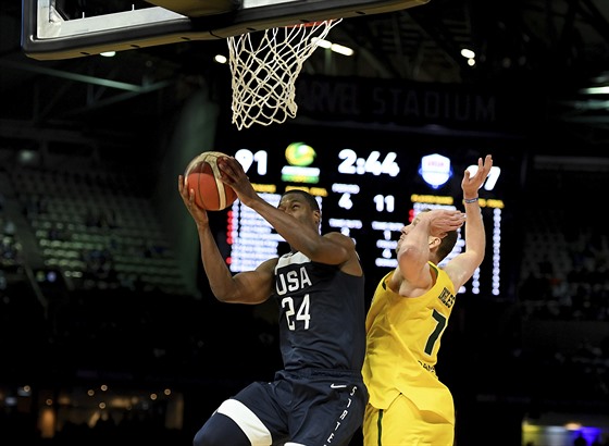 Momentka z pípravného zápasu mezi basketbalisty Austrálie a Spojených stát.