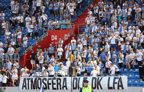 Fanouci Ostravy v prbhu zápasu se Slováckem vyvsili pod kotlem transparent...