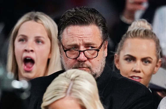 Zachmuený Russell Crowe v hlediti pi basketbalovém utkání mezi Austrálií a...