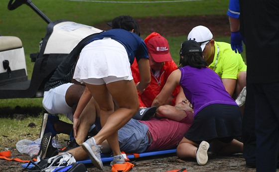 Zranný divák po úderu blesku pi finále PGA Tour v Atlant.