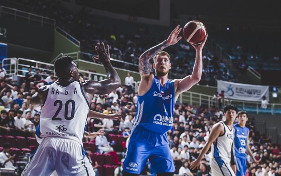 Patrik Auda v pípravném utkání eských basketbalist proti Koreji.