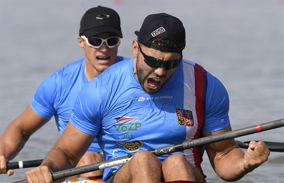 eský deblkajak Josef Dostál a Radek louf  na svtovém ampionátu v Szegedu.