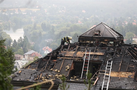 Vilu v ernoicích, kterou vlastnil miliardá Radovan Krejí, zasáhl poár....