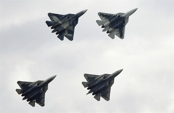 Ruské bojové letouny Suchoj Su-57 páté generace na letecké show na letiti...
