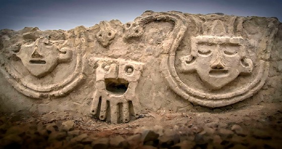 Archeologové na�li na nalezi�ti Vichama v Peru 3 800 let starý kamenný reliéf,...