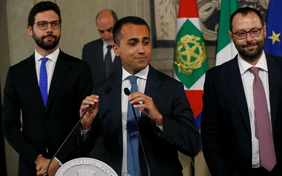 Lídr Hnutí pti hvzd Luigi di Maio ped novinái po schzce s italským...
