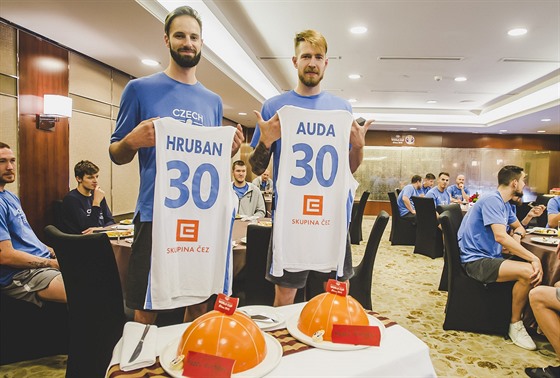 Oslava narozenin eských basketbalist Vojtcha Hrubana a Patrika Audy