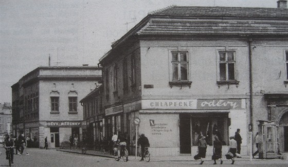 Historická fotografie z roku 1967 zachycující ást bloku historických dom...