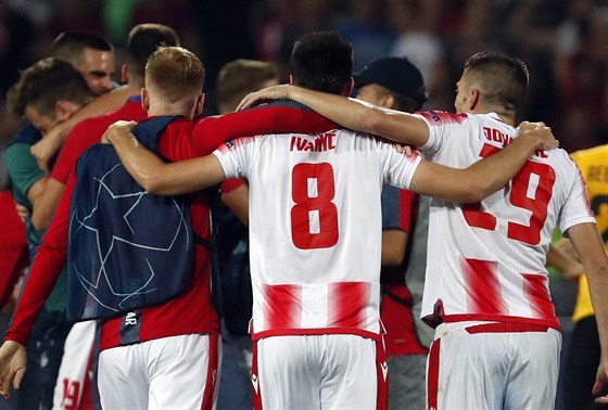 Fotbalisté Crvené zvezdy Blehrad slaví postup do Ligy mistr.