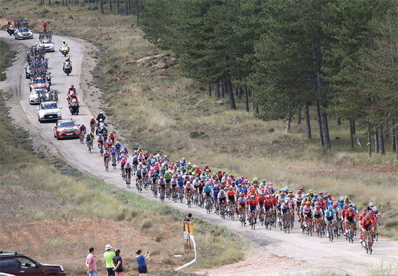 BAREVNÝ HAD. Peloton na trati 5. etapy Vuelty.