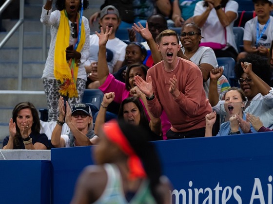 Fandové na US Open aplaudují mladiké americké nadji Cori Gauffové.