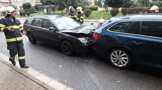 idi ve voze Ford Mondeo narazil do aut v kolon na silnici I/14 v Solnici...