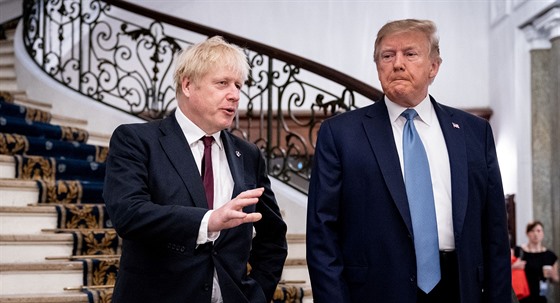 Britský premiér Boris Johnson (vlevo) a americký prezident Donald Trump na...