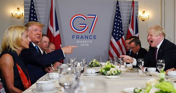 Donald Trump a Boris Johnson se baví na setkání v rámci summitu G7. (24. srpna...