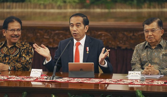 Indonéský prezident (uprosted) na tiskové konferenci v Jakart, kde oznámil...