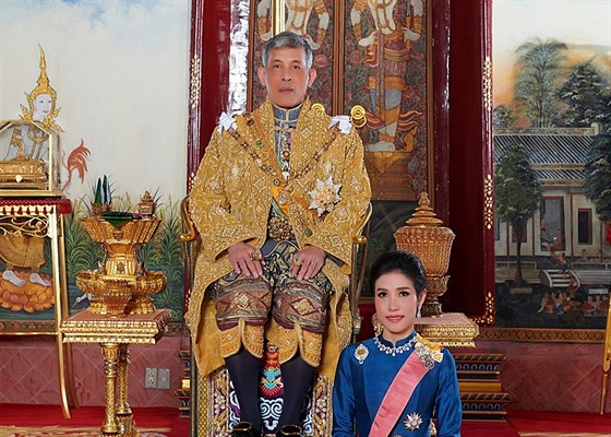 Thajský král Mahá Vatirálongkón a oficiální královská konkubína Sinínat...