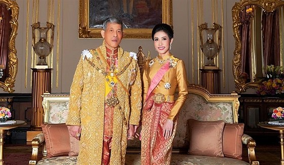 Thajský král Mahá Vatčirálongkón a oficiální královská konkubína Sinínat...