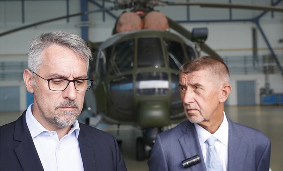 Ministr obrany Lubomír Metnar a premiér Andrej Babiš vysvětlovali komunistům, že čeští vojáci jsou v Iráku legitimně.