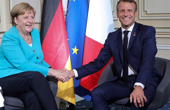 Nmecká kancléka Angela Merkelová a francouzský prezident Emmanuel Macron na...