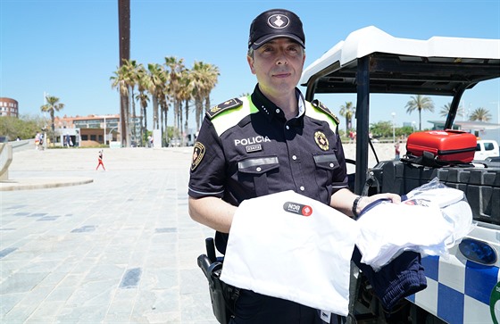Mstská policie v Barcelon rozdává lidem, kterým nkdo ukradl aty, náhradní...