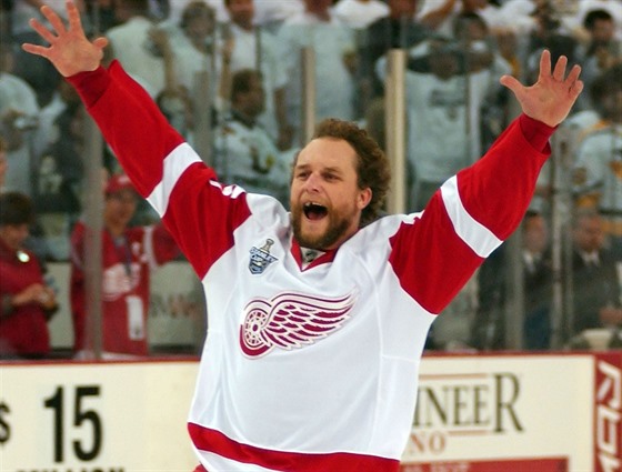Darren McCarty slaví zisk svého tvrtého Stanley Cupu s Detroitem v roce 2008.