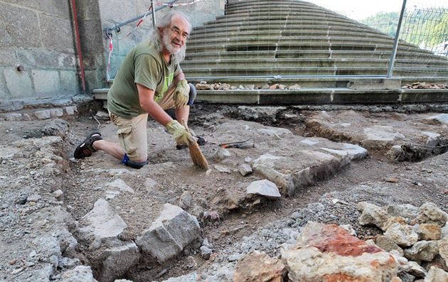 Archeolog Jií Klsák istí zbytky základ pvodního gotického kostela z 15....