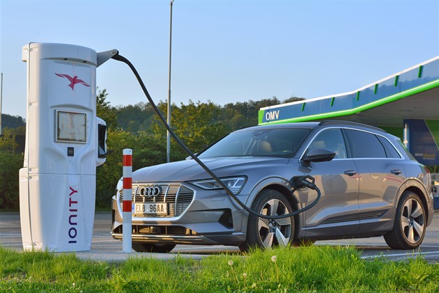 Analýza leasingovky: v ČR vyjde provoz elektromobilu dráž než auto na benzin
