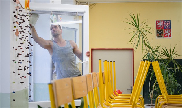 Na cestě ke svobodě vězni umyli okna ve škole, práci mají za odměnu