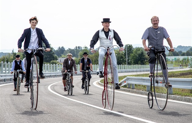 Novou silnici v Ostrav symbolicky oteveli historití velocipedisté.