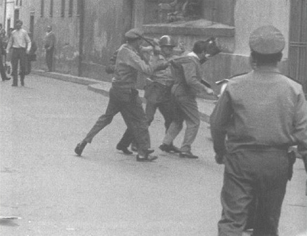 21. srpna 1969 se postavili policejní sloky, milicionái i armáda v Brn proti...