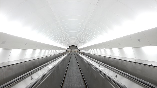 Zvrhlík potřísnil spermatem sukni ženě na eskalátorech v metru