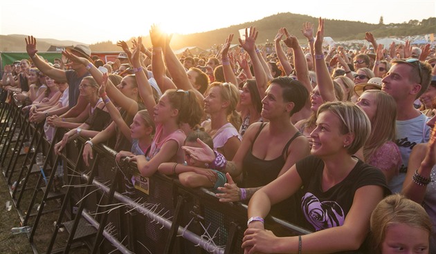 Festival Hrady CZ kadoron láká na louku u Bouzova zástupy hudebních fanouk.