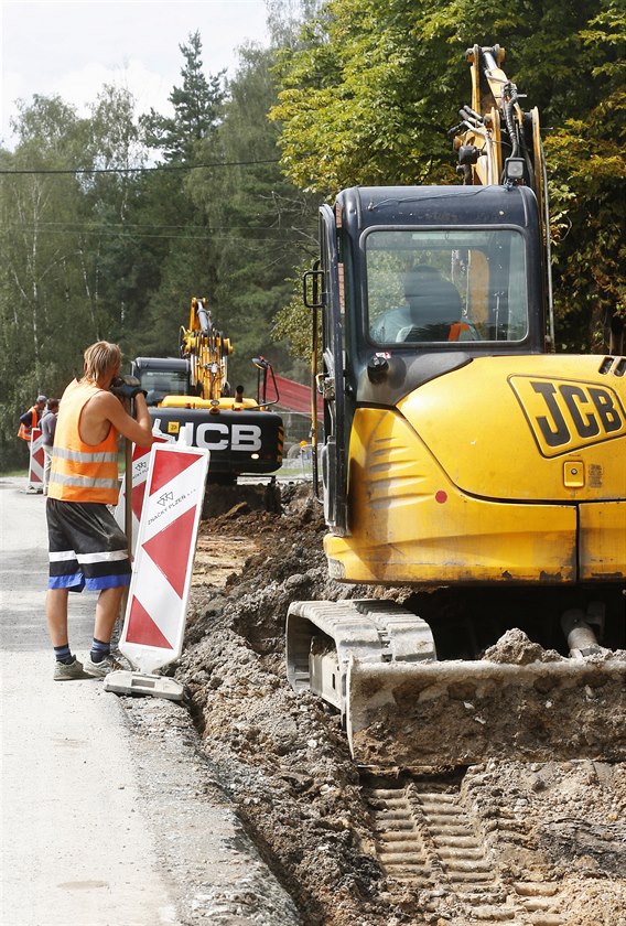 Dlníci pracují na oprav silnice v Horní Bíze, na které nkdo poniil nov...