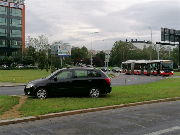 Ve smru od Opatova se stetl autobus linky 177 s osobním vozem. Na ulici Hviezdoslavova je komplikované se te dostat, linka 125 má vtí komplikace ne 165 do píjezdu nehodovek DP a policie byl pro linku 125 navren odklon ...Litochlebské námstí - Lit