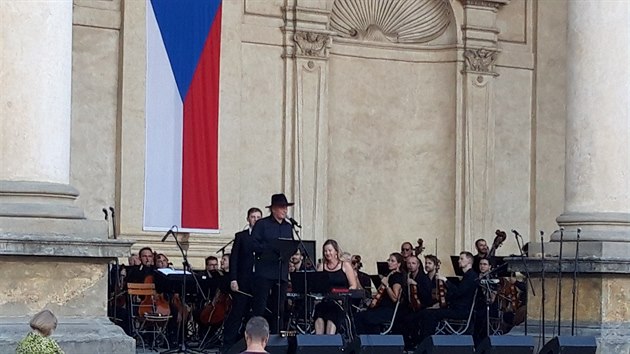 Koncert FOK  pod taktovkou dirigenta Jana Kuery ve Valdtejnské zahrad pipomenul blíící se 30. výroí sametové revoluce. Na úvod zaznly Slovanské Tance od Antonína Dvoáka. Dále pódium patilo hostm tohoto orchestru, kteí v roce 1989 sehráli výrazn