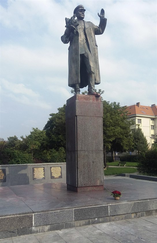 Nkolik lidí ásten oistili sochu marála Ivana Konva v Praze 6, kterou...