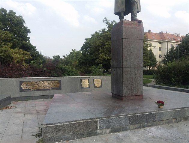 Nkolik lidí ásten oistili sochu marála Ivana Konva v Praze 6, kterou...