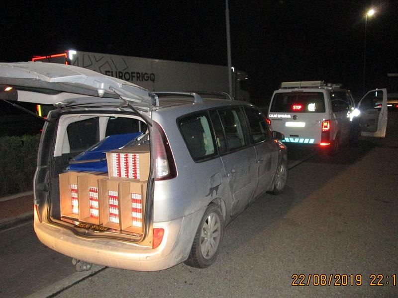 �ena vezla po dálnici D46 patnáct krabic napln�ných nekolkovanými cigaretami,...