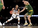 Americký basketbalista Jayson Tatum se snaí obejít Mitche Creeka z Austrálie.