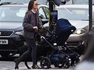 Pippa Middletonová se v detivém poasí procházela v ulicích Londýna v dínách,...