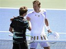 Tomá Berdych gratuluje Jensonovi Brooksbymu k postupu do 2. kola US Open.