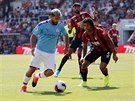 Sergio Agüero (vlevo) z Manchesteru City vede balon v utkání proti...