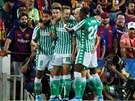 Fotbalisté Betisu se radují ze vstelené branky v utkání proti Barcelon.