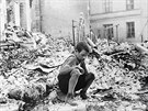 Devítiletý Ryszard Pajewski, rozbombardovaná Varava v záí 1939